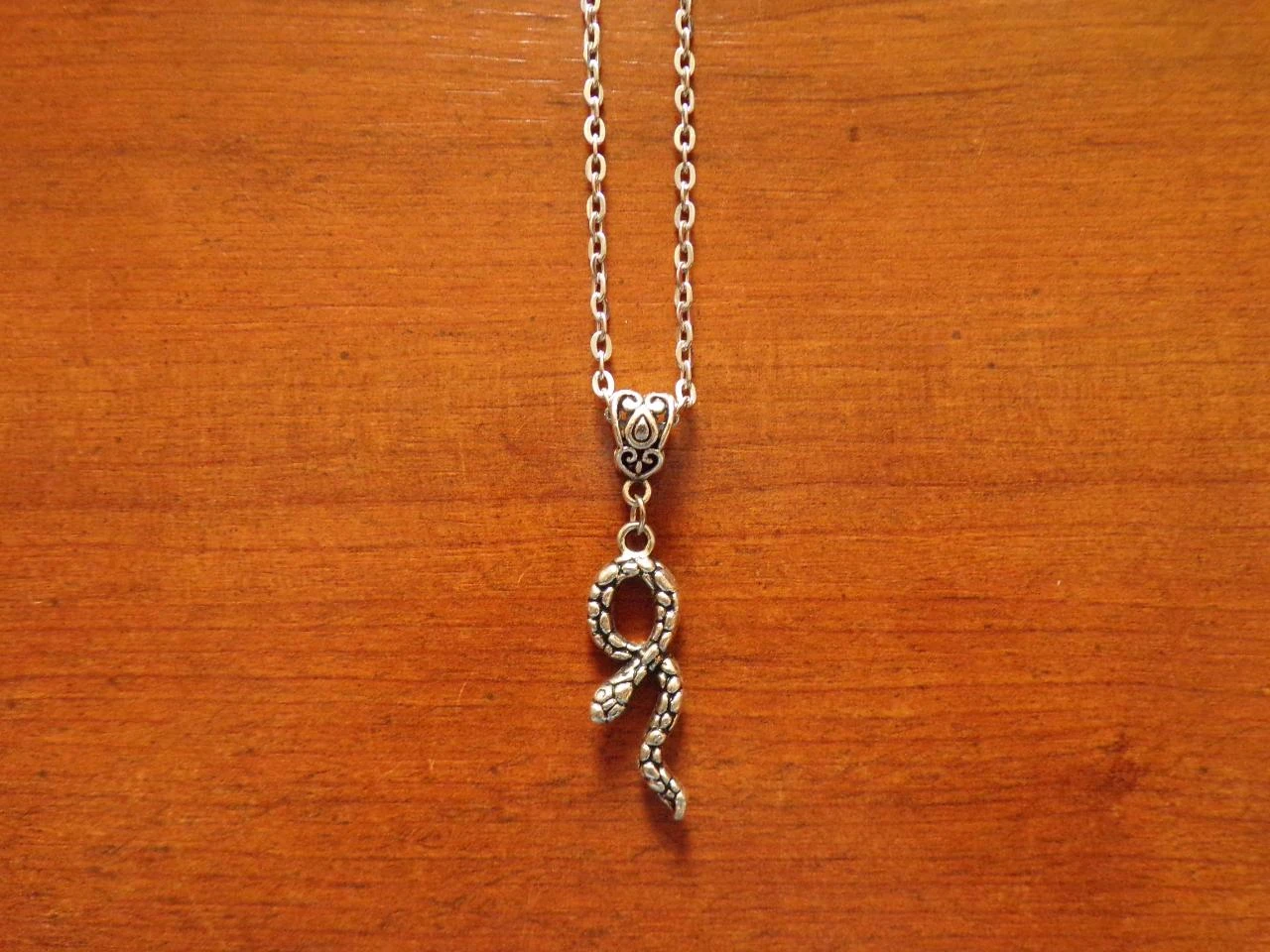 collier chaine argenté 46 cm avec pendentif serpent 35 x 12 mm